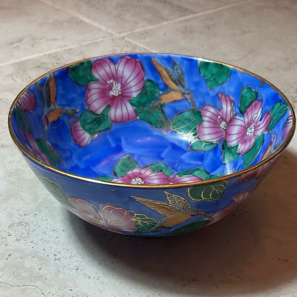 Vintage decorative Chinese cloisonné bowl featuring a vibrant blue background. - Picture 5 of 6